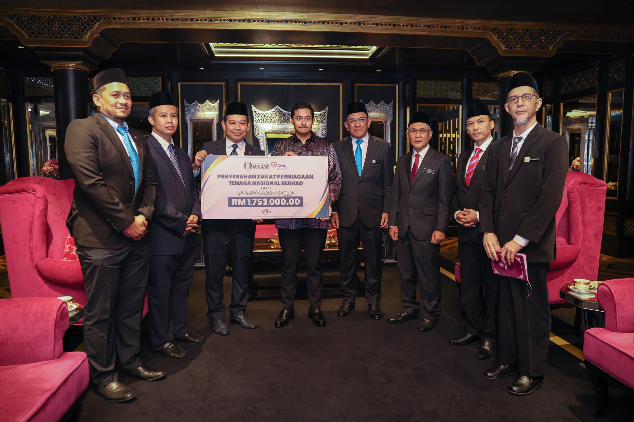 KDYMM PEMANGKU RAJA TERENGGANU BERKENAN TERIMA ZAKAT PERNIAGAAN BERJUMLAH RM1.75 JUTA