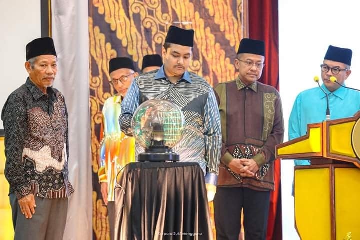 May be an image of 5 people, dais and text that says "PROJEK BAJU RAYA 2023 Disempurnakan oleh TENGKU LJAYA RAJA SETIAUSAHA TERENGGANU 1602023 25 RAMAP 444H Gong Badak, K erus"